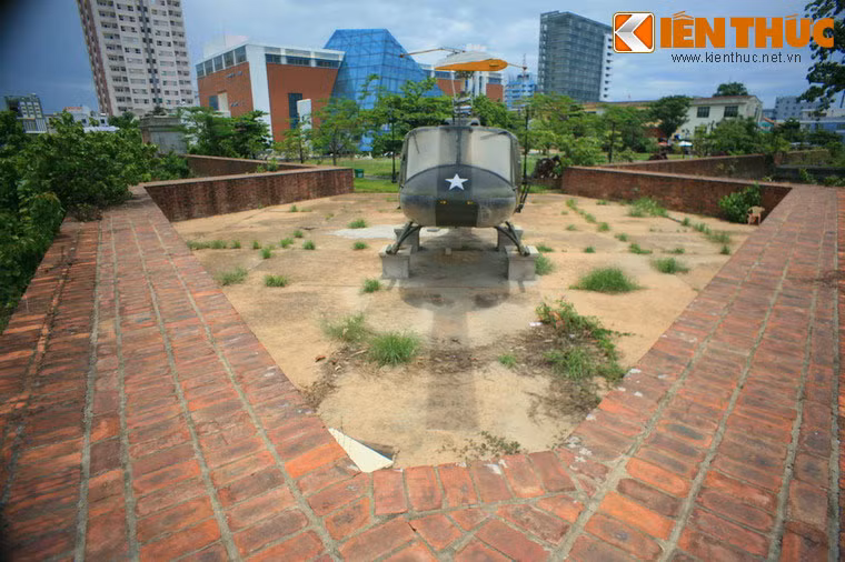 Về tổng thể, thành xây bằng gạch theo đề án thiết kế kiểu Vauban, hình vuông. Thành có 2 cửa, một cửa mở về phía Nam (cửa chính), một cửa mở về phía Đông. Ngoài thành có hào nước bao bọc.