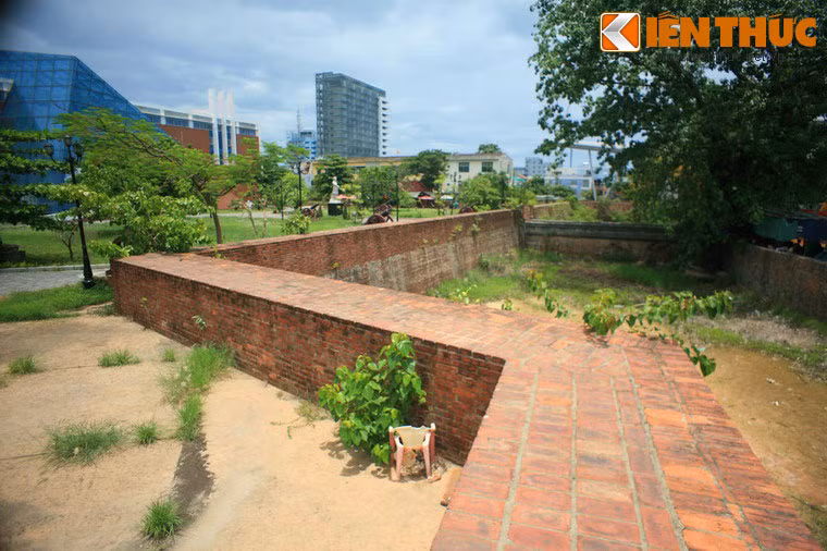 Tòa thành này có tiền thân là đồn Điện Hải, xây dựng năm 1813 gần cửa biển Đà Nẵng. Năm 1823 triều Nguyễn cho dời đồn Điện Hải vào bên trong đất liền, trên một gò đất cao và đến năm 1835 đồn được đổi tên là thành Điện Hải.