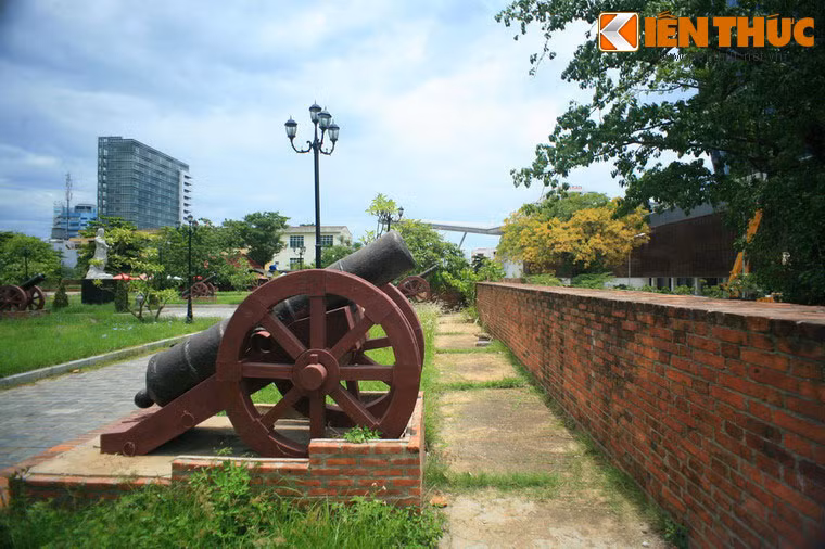 Trong thành có hành cung, có kỳ đài, các cơ sở chứa lương thực, đạn dược, thuốc súng và được trang bị 30 ụ súng đại bác cỡ lớn.