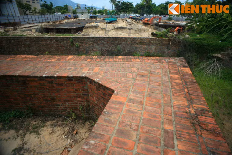 Năm 1847, thành Điện Hải được mở rộng có chu vi 556m, thành cao hơn 5m, chung quanh là hào sâu 3m.