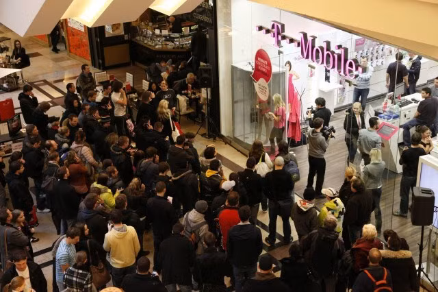 Qua đó để thấy rằng, sự tồn tại của smartphone chống nước phụ thuộc một phần lớn vào phụ nữ Nhật Bản - "những cô gái thích nghe nhạc dưới vòi sen".