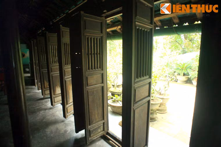 Hệ thống cửa được thiết kế rất thông thoáng với hàng chục cánh cửa cao có hàng song nhỏ ngăn cách không gian bên trong và bên ngoài nhưng vẫn để ánh sáng tự nhiên tràn vào nhà.