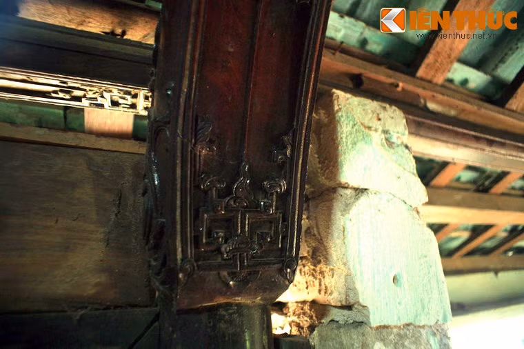 Trần nhà là một hệ thống rầm thượng chạy suốt ba gian gồm hàng chục tấm ván gỗ phẳng.