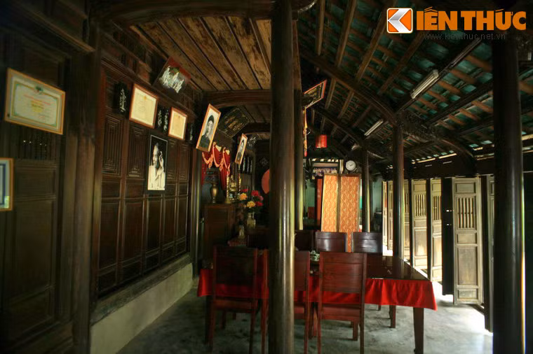 Ngôi nhà được xây dựng trên một kết cấu bền vững gồm 48 chiếc cột lớn, 30 chiếc kèo, xuyên, đòn tay, con cù... tạo thành một bộ sườn cân đối vững chắc, mái được lợp ngói.