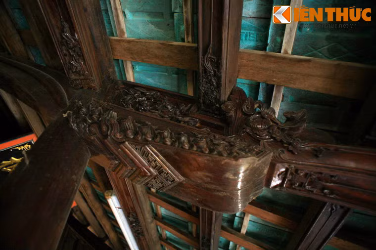 Nét đặc sắc khác của nhà rường cổ này là 60 bức chạm trên gỗ đủ các hình chim muông hoa lá cỏ cây với các chữ triện cách điệu được tạo tác rất công phu và tinh xảo.