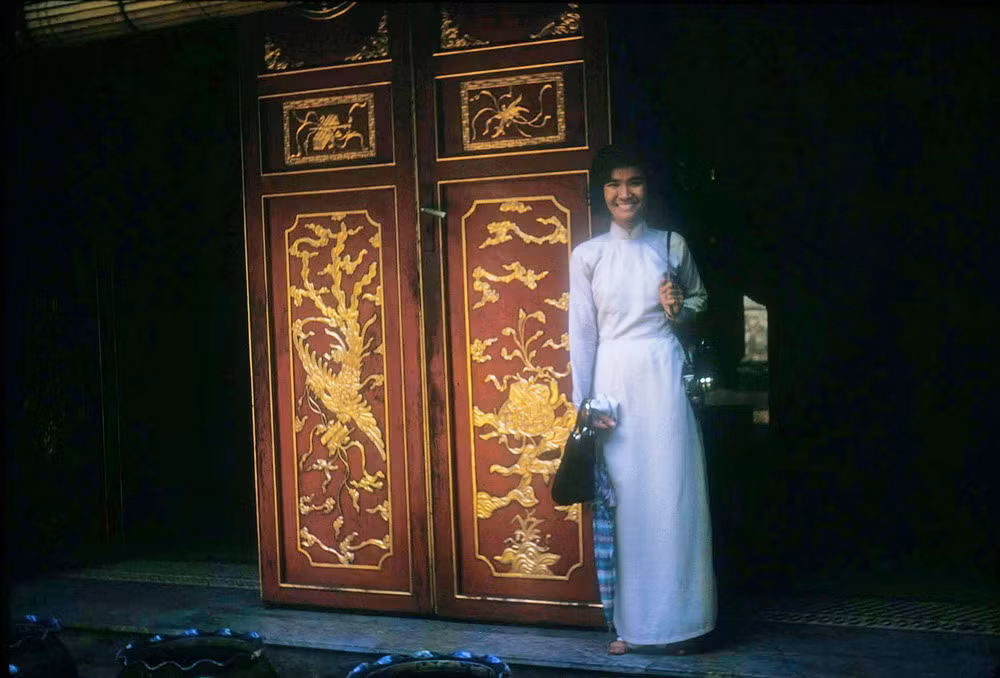 Thiếu nữ Sài Gòn chụp ảnh trước cửa Thượng công linh miếu.