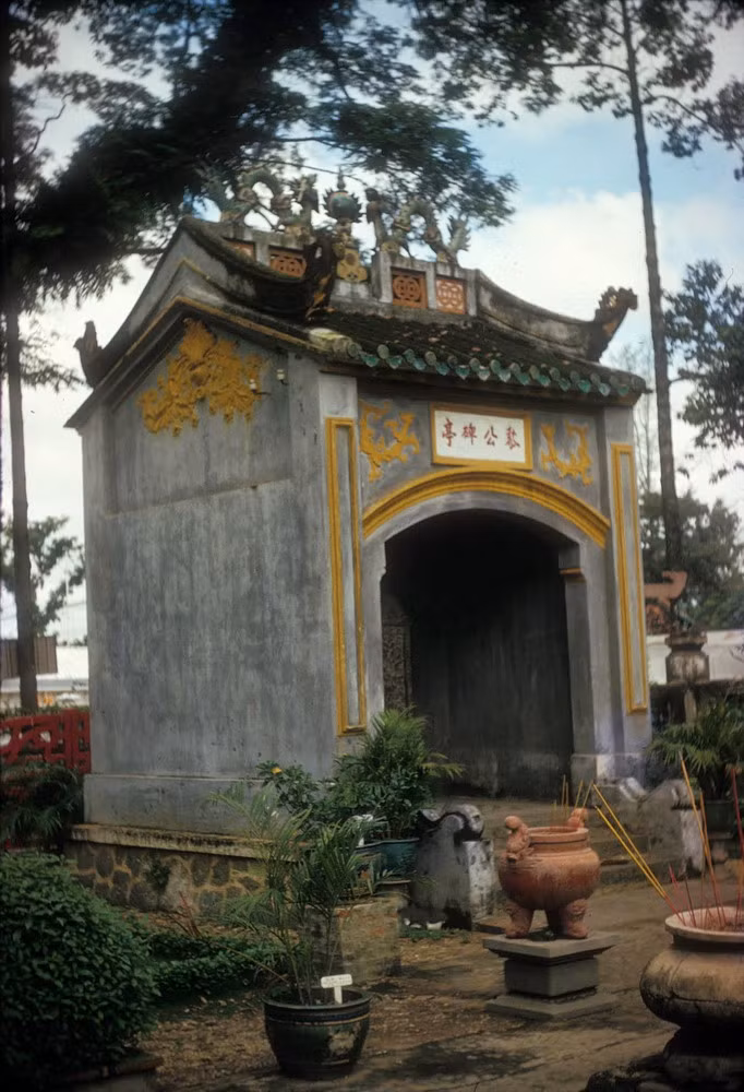 Nhà bia của khu lăng mộ.