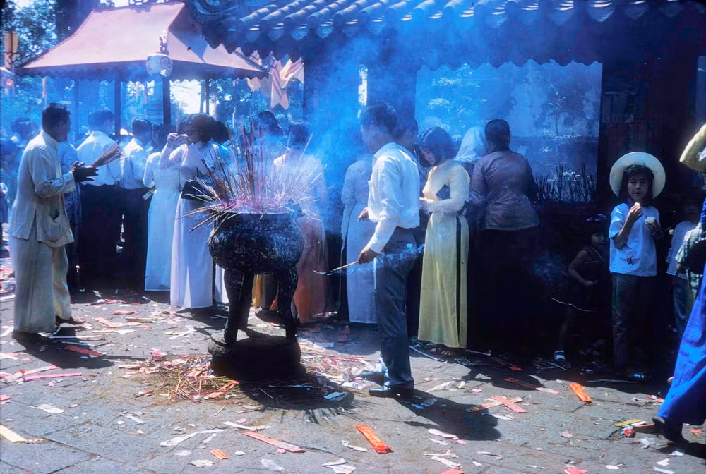 Vào những ngày Rằm và Mùng 1, rất đông người đến làm lễ tại lăng.