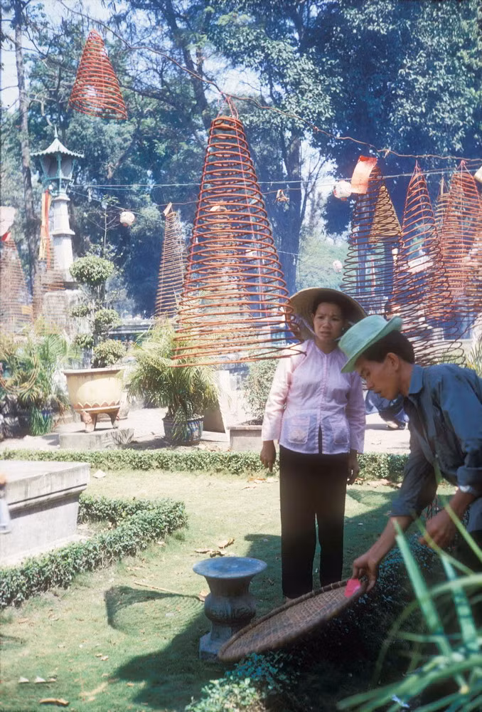 Hương vòng được treo ở khu vực xung quanh mộ.