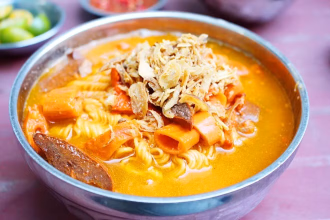 4. Chợ hoa Hồ Thị Kỷ (quận 10) mỗi đêm đông không chỉ vì người mua hoa mà còn vì những thực khách đến để khám phá hàng quán. Các món được nhắc đến nhiều nhất tại đây là bánh cuốn, bánh tráng trộn, phá lấu...