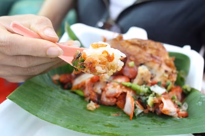 3. Chợ đêm Bà Chiểu thiên về quần áo hơn là khu ẩm thực. Bù lại, mỗi quầy, gánh hay hàng ăn đều được đánh giá cao. Nổi bật nhất là gánh xôi gà và xôi xá xíu bên cạnh chợ. Gánh xôi nhỏ nhưng có 4 người bán, ngừng ngừng tay gói xôi.