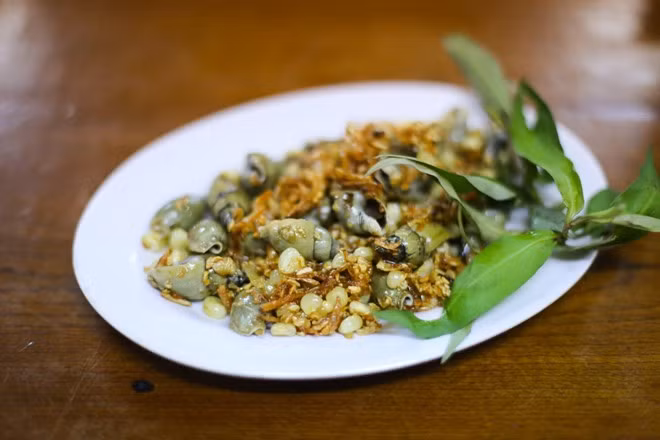 10. Chợ Cây Gõ (quận 6) hay còn được gọi là chợ Minh Phụng hoạt động từ 18h và đến mờ sáng hôm sau. Vào thời gian chợ diễn ra cũng là lúc hàng chục quầy bày bán đồ ăn. Thu hút nhất là các quán ốc tươi, ngon, giá rẻ (20.000 đồng một đĩa).