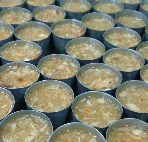 2. Chợ Tân Định: Các con đường quanh chợ Tân Định có rất nhiều hàng quán tạo thành khu ăn đêm tấp nập. Do chợ thuộc quận 1 nên giá món ăn nhỉnh hơn các nơi khác. Điểm cộng là có nhiều hàng quán nổi tiếng với thực khách như cháo sườn, súp cua, bánh canh ngọt....