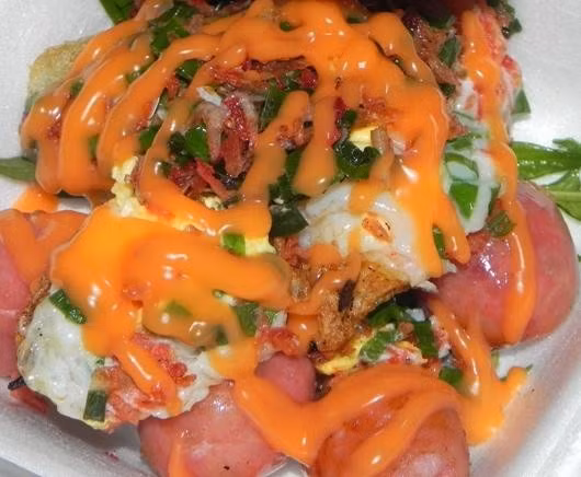 6. Chợ đêm gần CV Lê Thị Riêng (quận 10) là tên gọi của những quầy hàng bày dọc theo đường Cách Mạng Tháng 8 gần đó, trước cổng công viên. Nhiều và dễ nhận biết nhất chính là bánh tráng trộn, hồ lô nướng, kem tươi...