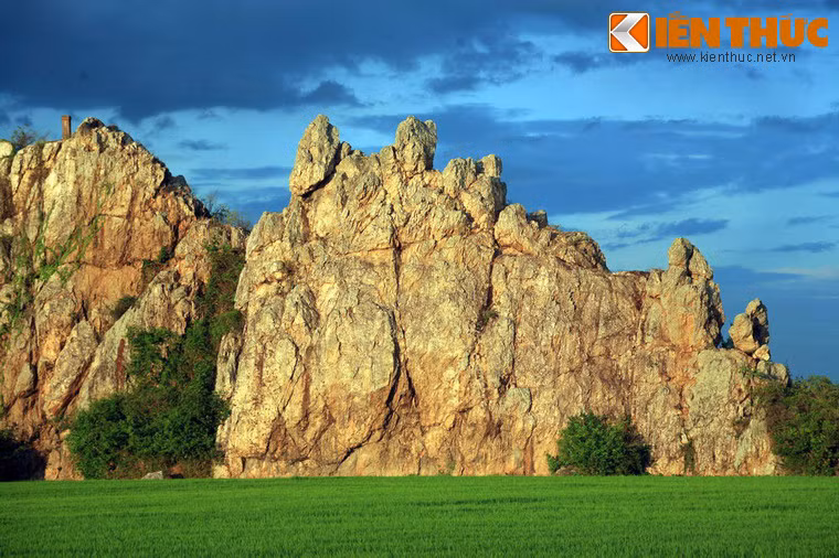 Ai may mắn tới đây ngắm cảnh lúc bình minh hay hoàng hôn càng thấy được vẻ đẹp kỳ ảo khi ánh sáng được đá thạch anh phản chiếu thành màu vàng óng hoặc ửng đỏ như một viên hồng ngọc lớn.