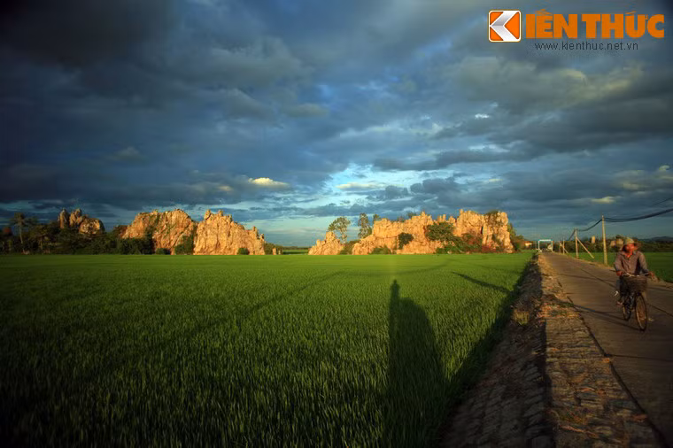 Phú Yên thường được du khách biết đến với kỳ quan gành Đá Đĩa nổi tiếng cả nước. Tuy vậy, ít ai biết rằng địa phương này còn một gành đá khác không kém phần độc đáo. Đó là gành đá Hòa Thắng ở xã Hòa Thắng, huyện Phú Hòa.