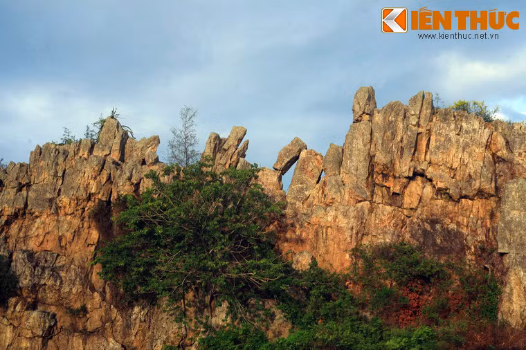 Gành đá Hòa Thắng cũng gắn liền với sự tích dời núi lưu truyền trong dân gian địa phương. Theo lời kể của các bậc cao niên, thời xưa nơi đây là vùng đầm lầy trũng thấp, có nhiều loài thú dữ, lũ lụt thường xảy ra gây mất mùa đói kém. Thấu hiểu được lòng dân, Trời đã sai người khổng lồ xuống gánh núi lấp đi những vùng trũng.