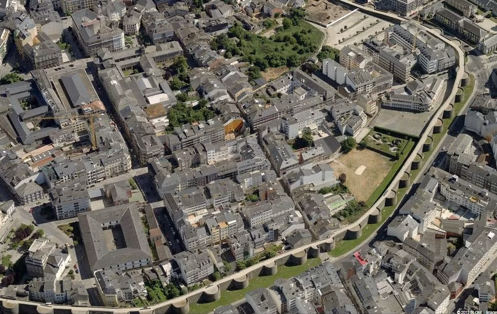 88 công sự nằm dọc theo tường thành được xây dựng trong những khoảng thời gian khác nhau. Chúng có cấu trúc chủ yếu là hình bán nguyệt, một số ít là hình chữ nhật.