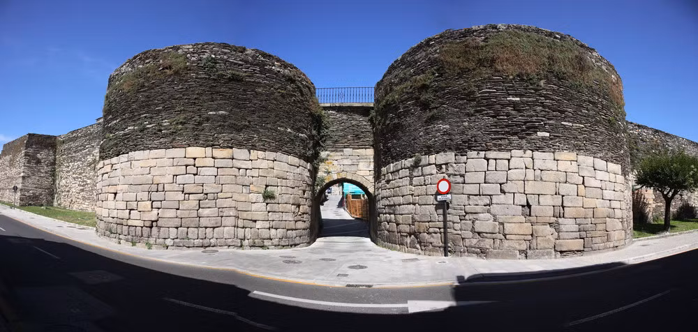 Thành có 10 cổng, trong đó 5 cổng được xây dựng từ thời La Mã và 5 cổng khác được thêm vào năm 1853 sau khi dân số thành phố tăng nhanh.