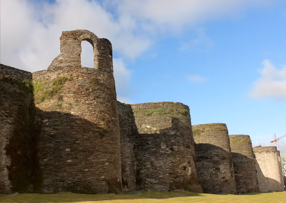 Vào năm 2000, hệ thống tường thành La Mã ở Lugo đã được ghi vào danh sách Di sản văn hóa thế giới của UNESCO.