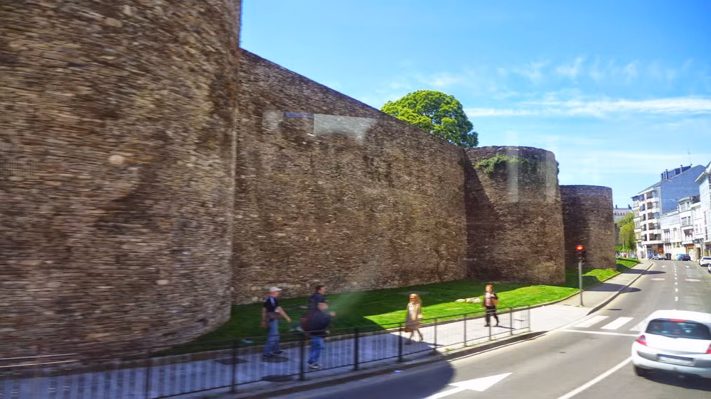 Nằm tại khu vực trung tâm lịch sử của thành phố Lugo ở xứ Galicia, Tây Ban Nha, tường thành La Mã ở Lugo là công trình quân sự to lớn và nguyên vẹn nhất của đế chế La Mã còn tồn tại đến ngày nay.