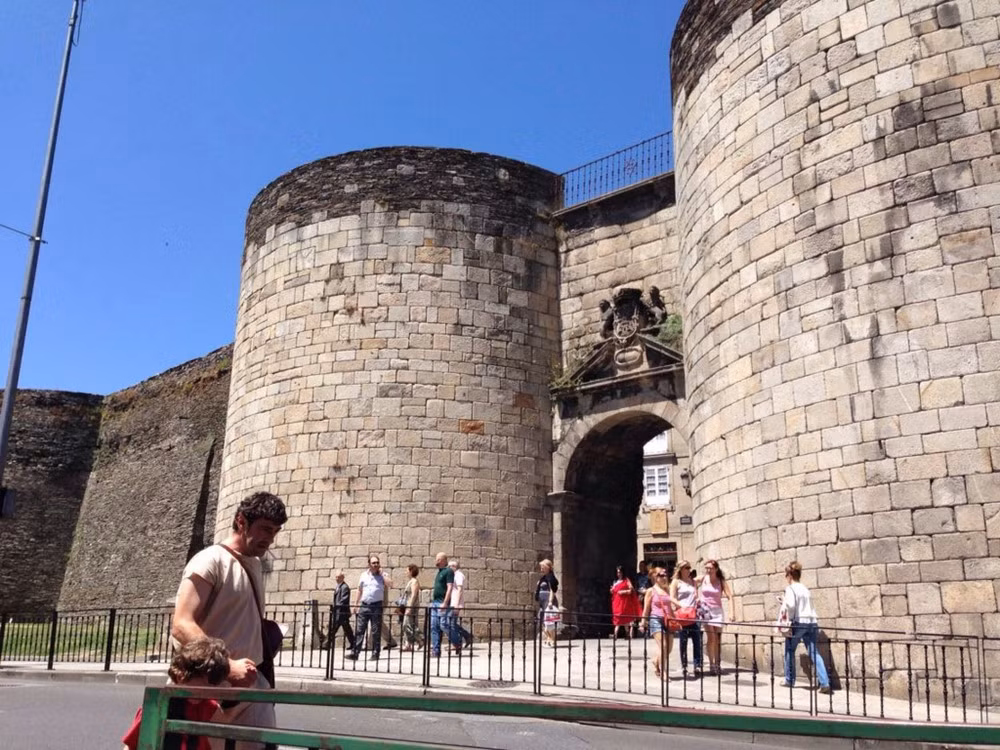 Đây là một hệ thống tường thành được xây dựng trong khoảng năm 263 - 276 TCN để bảo vệ thị trấn La Mã Lucus Augusti (Lugo ngày nay) chống lại các bộ lạc địa phương và những kẻ xâm lược German.