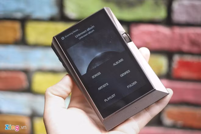 Giao diện máy không có nhiều thay đổi so với những model tiền nhiệm, nó trực quan và dễ sử dụng. AK380 là máy nghe nhạc đầu tiên của Astell&amp;Kern được trang bị phím Home cảm ứng điện dung, nằm dưới phần kim loại. Nó khá nhạy và có thể sử dụng như phím Home trên smartphone.