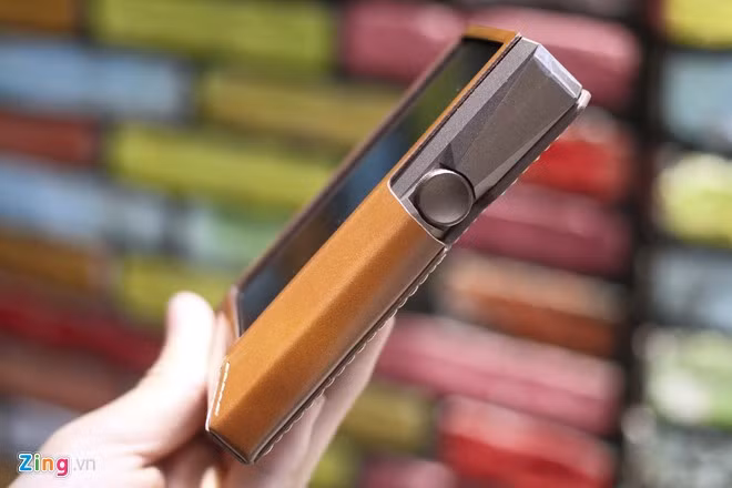  Astell&amp;Kern AK380 được giới chuyên gia đánh giá là một trong những máy nghe nhạc hind-end tốt nhất hiện nay, có thể làm hài lòng cả những người nghe nhạc khó tính nhất. AK380 mới lên kệ với giá 112 triệu đồng ở Việt Nam.