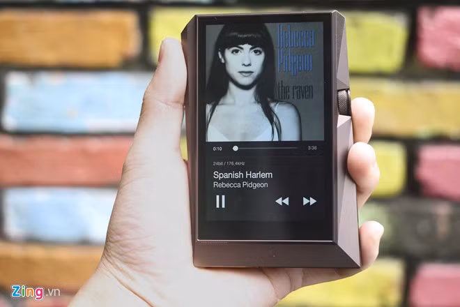 Nâng cấp đáng giá nhất trên AK380 là 2 chip AKM AK4490 cùng bộ tạo xung nhịp VCXO. Máy hỗ trợ các định dạng nhạc số độ phân giải cao như WAV, FLAC và AIFF cũng như các định dạng thấp hơn như MP3, WMA và AAC chuẩn 32-bit/384 kHz. Astell&amp;Kern khẳng định 2 chip giải mã AKM AK4490 tạo ra cấu hình dual-mono chuẩn cho từng kênh riêng biệt, tạo độ động lớn và tầng âm mở rộng.