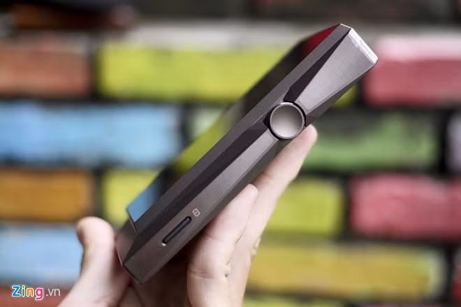 Cạnh phải là núm chỉnh âm lượng và khe cắm thẻ nhớ. AK380 hỗ trợ thẻ nhớ ngoài lên đến 128 GB bên cạnh bộ nhớ trong 256 GB. Máy trang bị pin Li-ion 3.400 mAh.