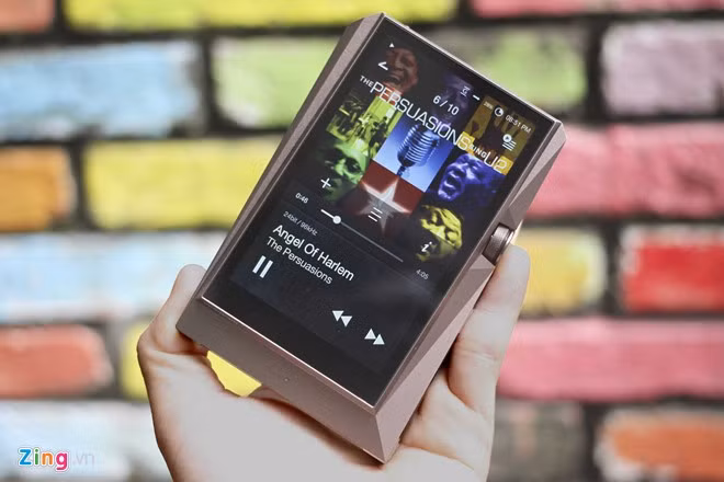 AK380 trang bị màn hình cảm ứng 4 inch, độ phân giải 480 x 800 pixel. Thân máy được làm bằng nhôm sử dụng trong ngành công nghiệp máy bay. Sản phẩm trông hầm hố với các vết cắt CNC dọc thân.