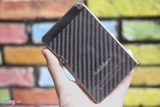 Mặt sau được bọc carbon và phủ lên lớp kính trông sang trọng.