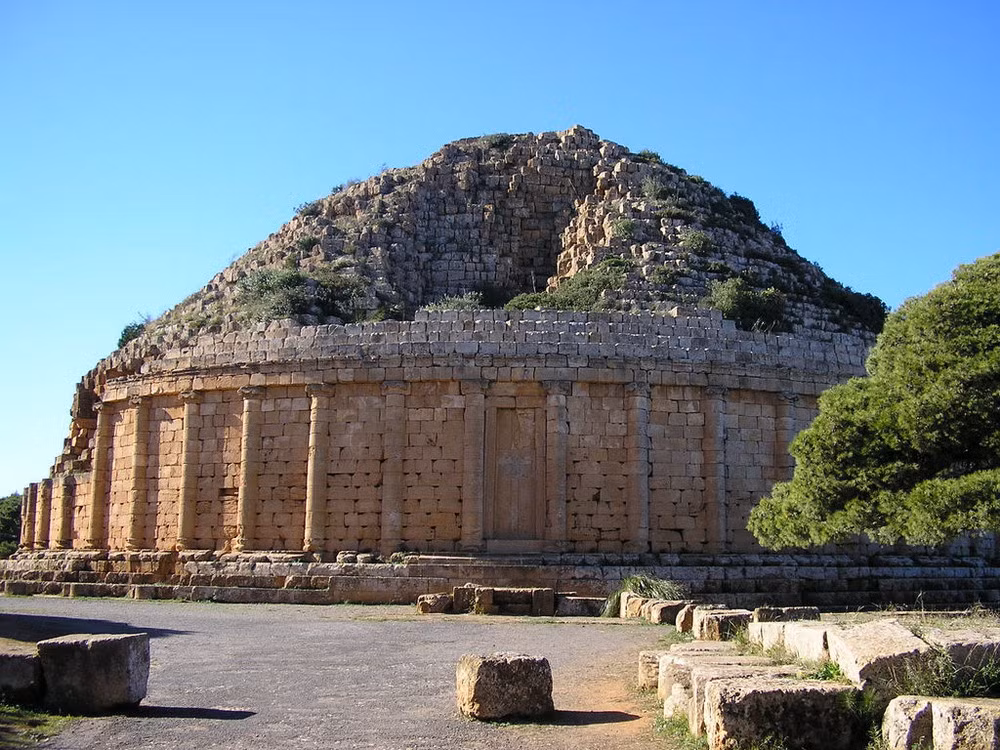 Ngày nay, dấu ấn hoảng kim của Tipasa vẫn được lưu giữ qua dấu tích của ba nhà thờ, hai nghĩa trang, nhà tắm, nhà hát, rạp hát, đài tưởng niệm cùng nền móng thành lũy và bến cảng.