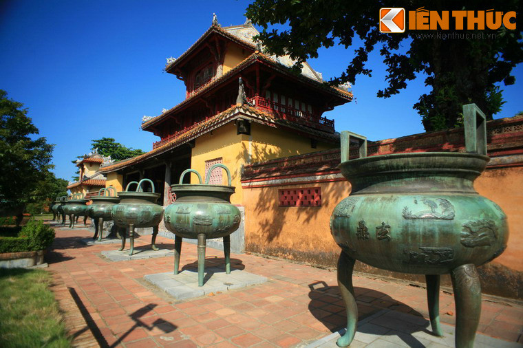 Thiên văn là một ngành học thuật được coi trọng đặc biệt ở các triều đại phong kiến Á Đông. Vì vậy, không có gì ngạc nhiên khi các hình tượng thiên văn là một phần không thể thiếu trong hệ thống hình khắc của bộ Cửu Đỉnh nhà nguyễn.