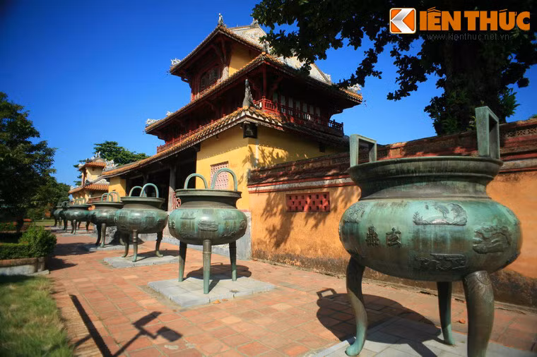 Thiên văn là một ngành học thuật được coi trọng đặc biệt ở các triều đại phong kiến Á Đông. Vì vậy, không có gì ngạc nhiên khi các hình tượng thiên văn là một phần không thể thiếu trong hệ thống hình khắc của bộ Cửu Đỉnh nhà nguyễn.