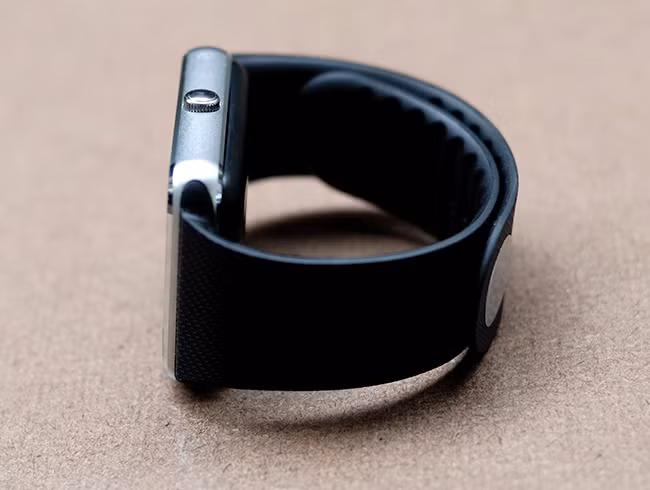  Đồng hồ thông minh inWatch B có bộ khung màn hình bằng kim loại nhưng dây đeo bằng nhựa.