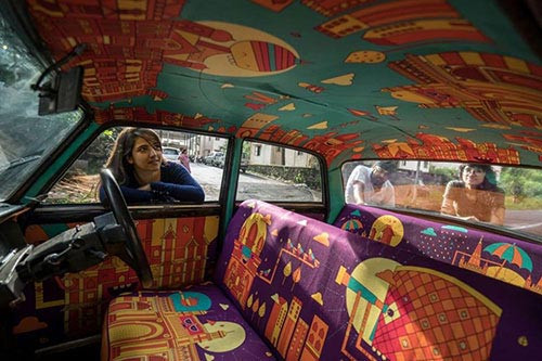 “Taxi Fabric” là một dự án nghệ thuật sáng tạo ở Mumbai, Ấn Độ, cho phép các nhà thiết kế biến đổi nội thất của các xe taxi trong thành phố thành những chiếc taxi nghệ thuật.