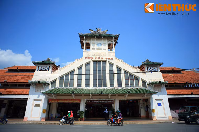 5. Nằm bên bến Ninh Kiều ở trung tâm TP Cần Thơ, chợ Cần Thơ được xem là khu chợ cổ đẹp nhất vùng Đồng bằng Sông Cửu Long. Chợ được xây dựng khoảng năm 1915, có dạng nhà lồng mang đậm nét kiến trúc cổ kính.