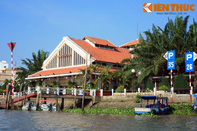 Chợ có tổng diện tích 1.723m2 hình chữ nhật, gồm hai mặt chính. Một mặt hướng thẳng ra con đường thiên đạo ngày xưa của đất Tây Đô. Một còn lại của chợ hướng ra bến Ninh Kiều - một đầu mối thương mại đường thủy quan trọng của Tây Nam Bộ đầu thế kỷ 20.