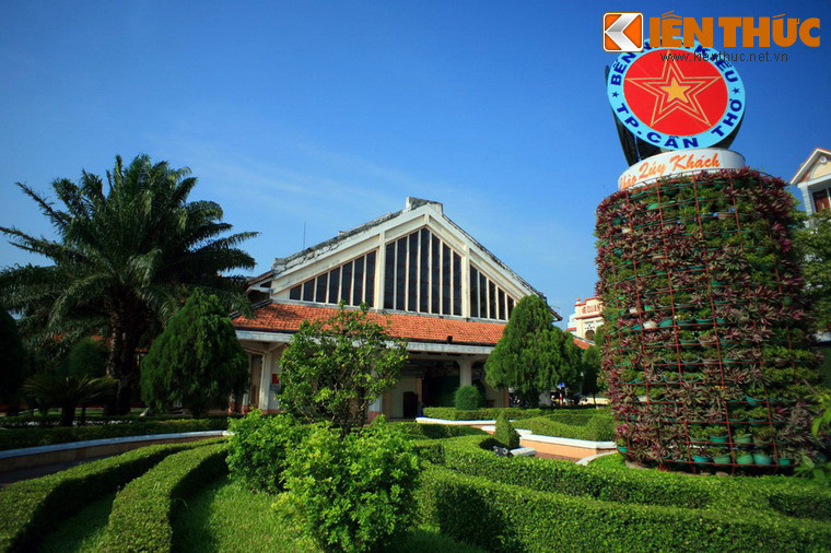 Ngày nay, chợ là điểm đến không thể bỏ qua của du khách khi đến thăm thành phố lớn nhất vùng đồng bằng sông Cửu Long.