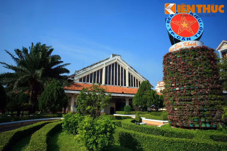 Ngày nay, chợ là điểm đến không thể bỏ qua của du khách khi đến thăm thành phố lớn nhất vùng đồng bằng sông Cửu Long.