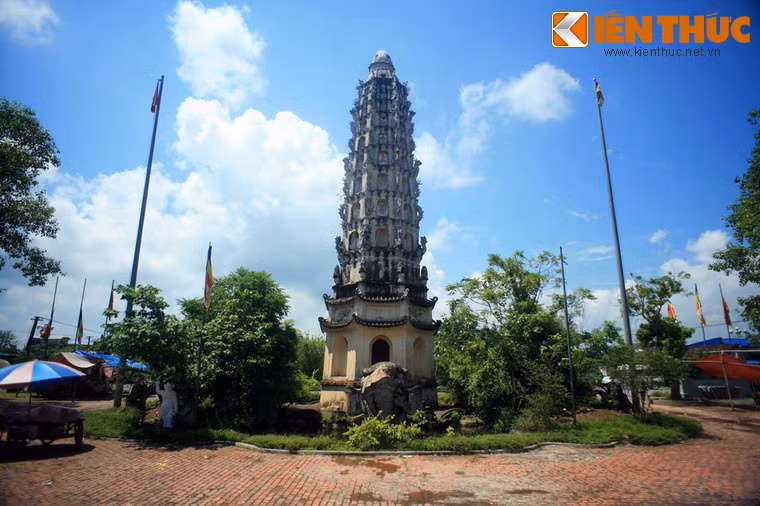 Tháp được dựng năm 1927, nằm ở một vị trí rất đặc biệt: Ngay trước lối vào chùa.