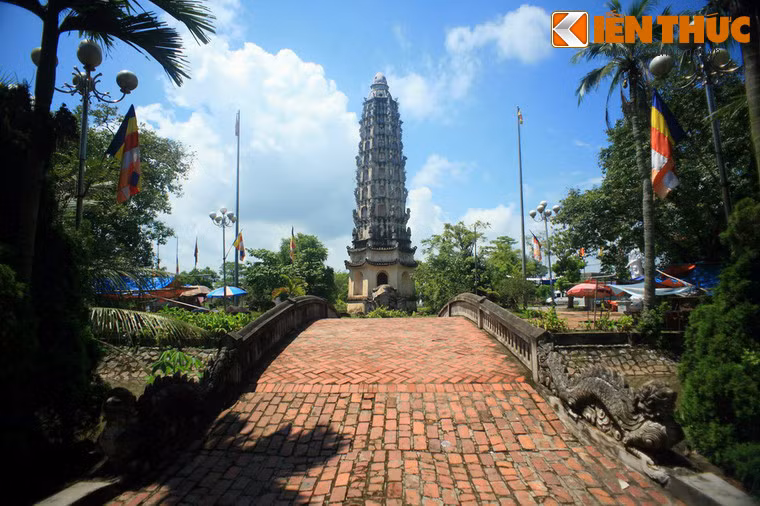 Lần đầu tháp xây bị đổ, lần thứ 2 mới xây dựng thành công.