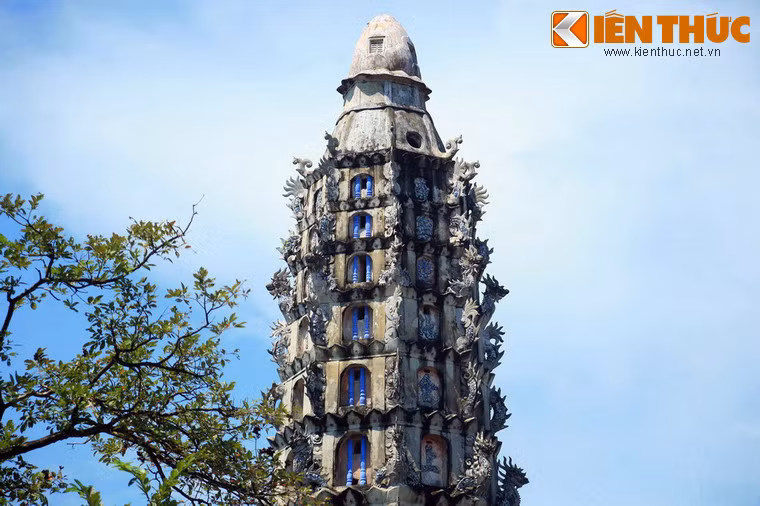 Toàn bộ tháp Cửu Phẩm Liên Hoa có 11 tầng và được thu nhỏ dần lên đỉnh, bốn mặt đều đắp những con vật quý là Kỳ Lân và Phượng. Xung quanh tháp, các tên hiệu Phật được đắp nổi.