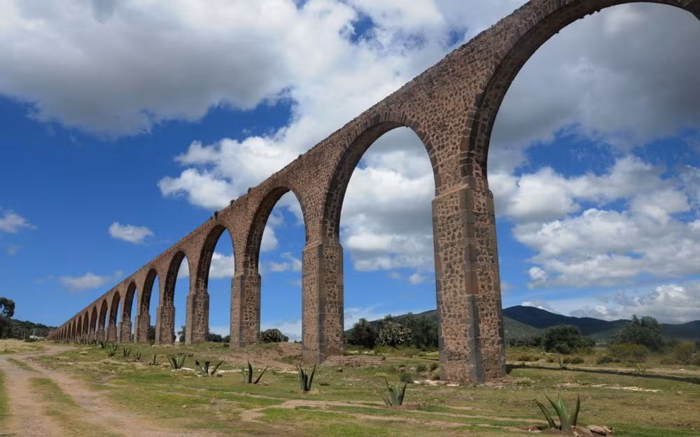 Cầu được chia làm ba đoạn có mái vòm: Đoạn đầu tiên có 46 mái vòm, thứ hai có 13, và đoạn thứ ba có 68 mái vòm.