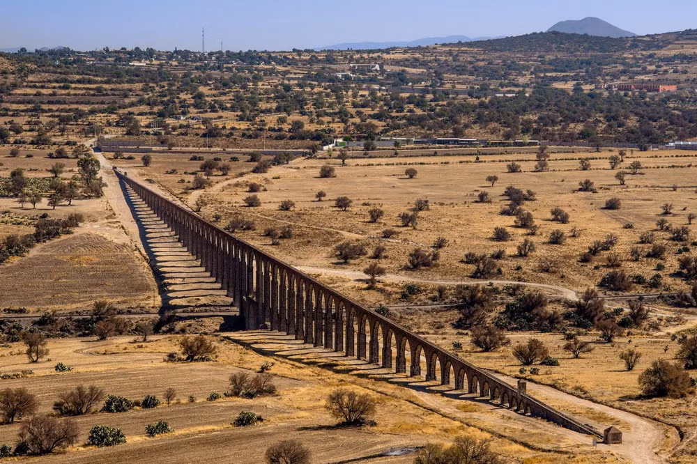 Cầu máng Padre Tembleque chủ yếu được xây dựng trên mặt đất, nhưng cũng có đoạn nó đi ngầm hay đi xuyên qua các khe núi, thung lũng, sông suối nhỏ.