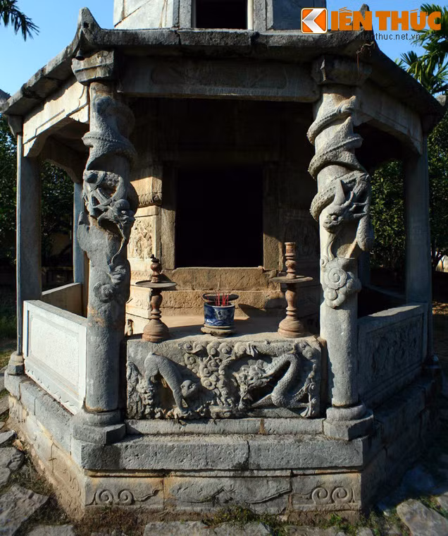 Tầng một của tháp Báo Nghiêm được bao quanh bởi mái hiên và lan can được chống đỡ bằng các hàng cột.