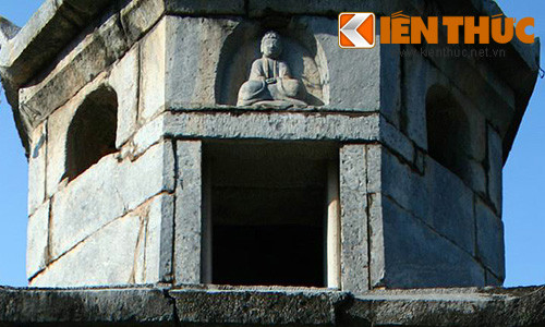 Lòng tháp Báo Nghiêm có một khoang tròn đường kính 2,29 m.