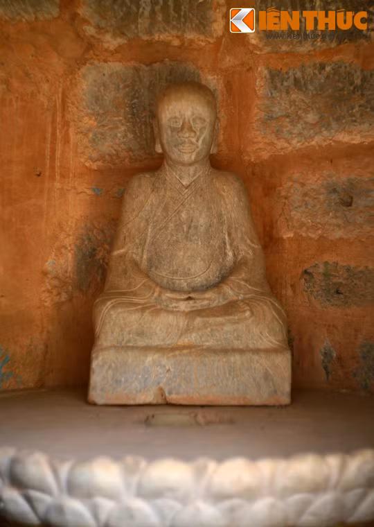 Tháp được xây vào khoảng thế kỷ 17-18 để thờ Hoà thượng Chuyết Chuyết (1590-1644), người trụ trì chùa từ năm 1633 - 1644.