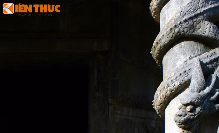 Hình rồng trên một cột lan can của tháp báo Nghiêm.